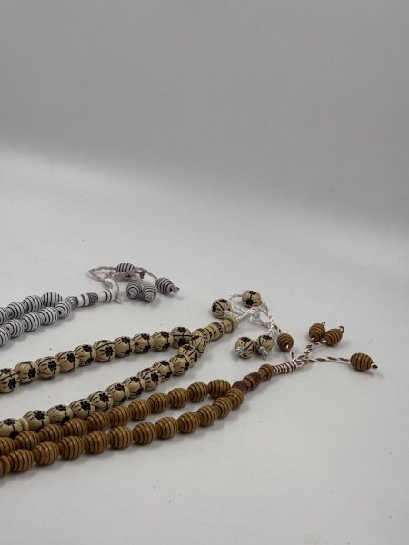 مسبحة خرز ابيض اسود