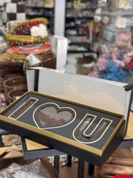 صندوق هدية قلب مع وجه شفاف اكريلك ثقيل مع كلمة LOVE