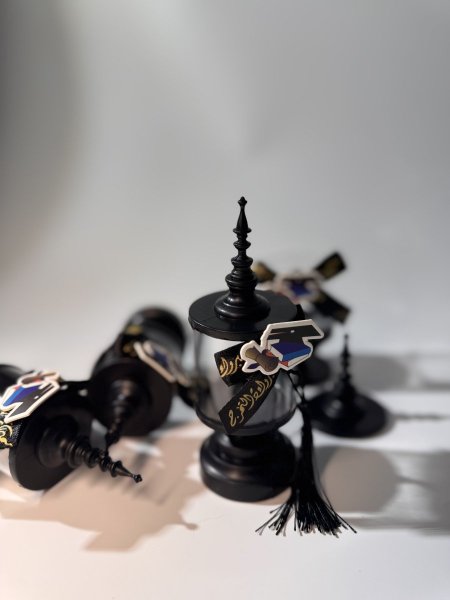 علب تخرج دائري ببيونة زرقاء