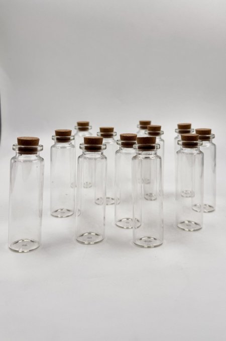 علب زجاج فارغة