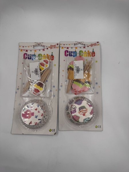 علب CUP CAKE مع اعواد خشبية