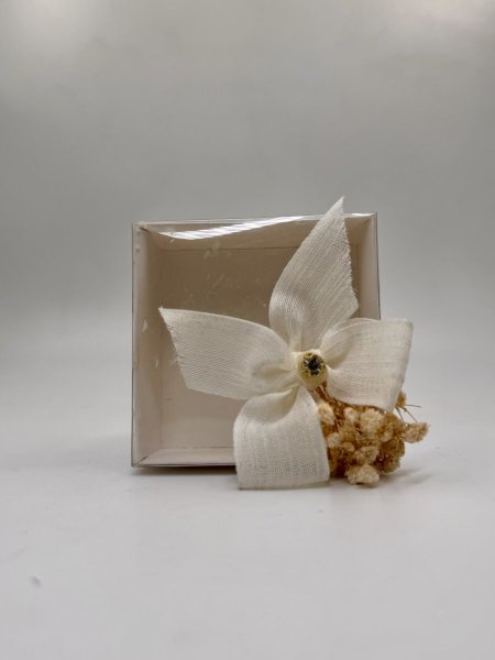 علب توزيعات فارغة مع زينة