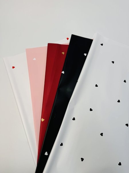 ورق تغليف باقات مع رسمة قلب صغير