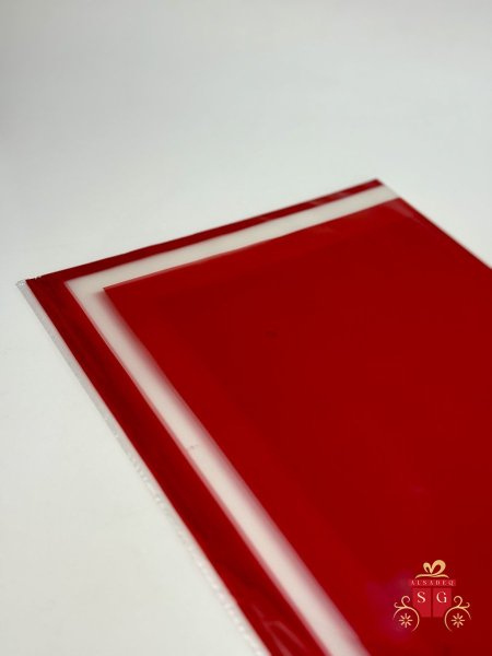 احمر مع حز ابيض