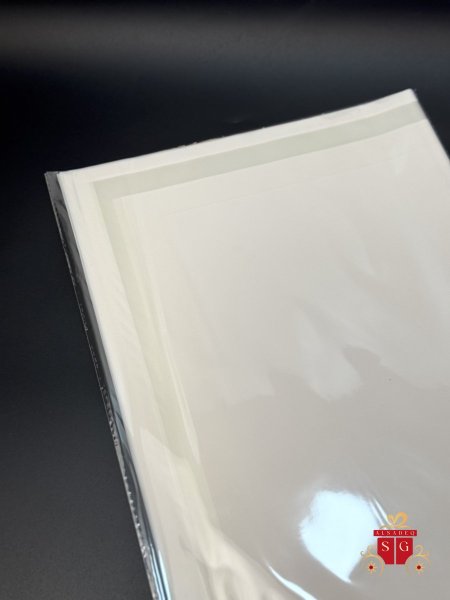 ابيض مع حز ابيض