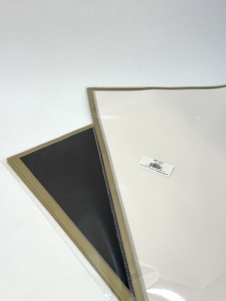 ورق تغليف مع حز ذهبي رفيع مميز